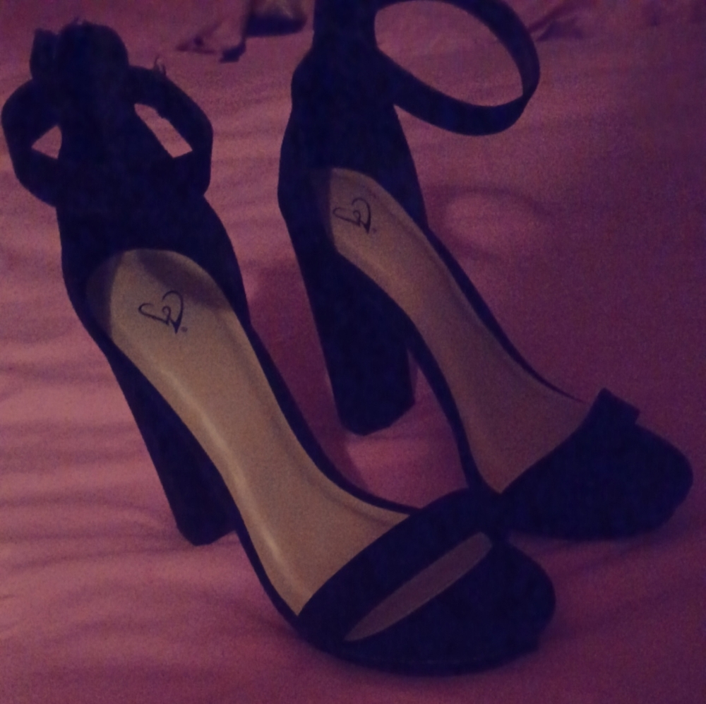 Black Windsor heels size 9